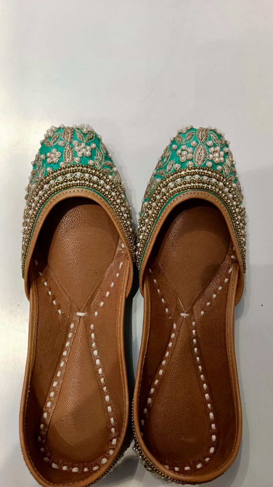 Women hand embroidered mojaris green punjabi jutti