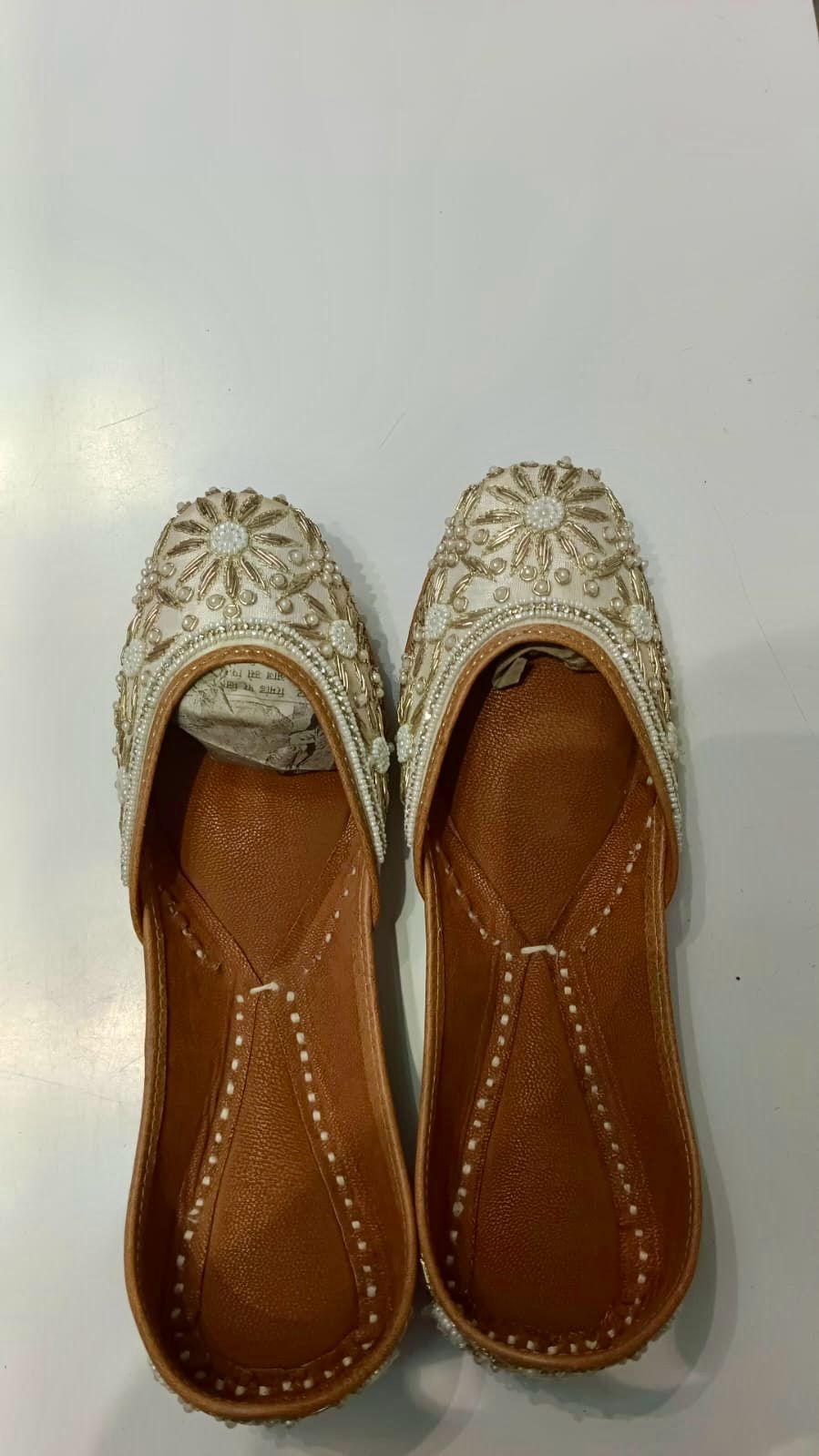 White hand embroidered designer mojaris punjabi jutti